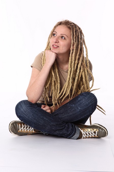 Frau denkt nach und freut sich